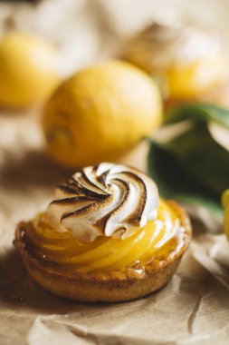 Limon pasta narenciye tablo. Geleneksel Fransız tatlı pasta tart. Lezzetli, iştah açıcı, ev yapımı tatlı limon kremalı. Alan, closeup kopyalayın. Seçici odak. Tonda.
