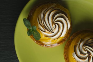 Limon pasta narenciye tablo. Geleneksel Fransız tatlı pasta tart. Lezzetli, iştah açıcı, ev yapımı tatlı limon kremalı. Alan, closeup kopyalayın. Seçici odak. Tonda.