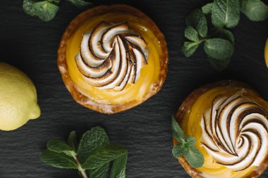 Limon pasta narenciye tablo. Geleneksel Fransız tatlı pasta tart. Lezzetli, iştah açıcı, ev yapımı tatlı limon kremalı. Alan, closeup kopyalayın. Seçici odak. Tonda.