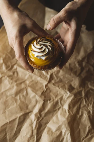 Torta de limão em mãos de mulher. Torta de pastelaria doce francesa tradicional. Deliciosa, apetitosa, sobremesa caseira com creme de limão. Espaço de cópia, close up. Foco seletivo. Tonificado — Fotografia de Stock