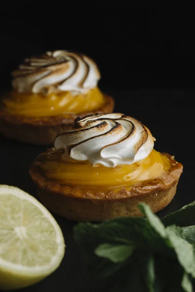 Torta de limão na mesa com frutas cítricas. Torta de pastelaria doce francesa tradicional. Deliciosa, apetitosa, sobremesa caseira com creme de limão. Espaço de cópia, close up. Foco seletivo. Tonificado . — Fotografia de Stock