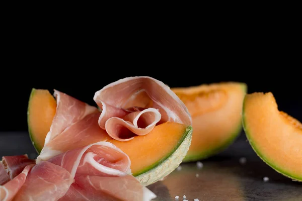 Jambon Mix. Schinken. Traditionelles italienisches und spanisches Salzen, Räuchern, Trockenpökeln - Jamon Serrano und Schinken Crudo mit melonengrauem Hintergrund. Kopierraum. Nahaufnahme — Stockfoto