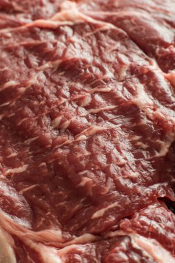 Mermer zemin üzerine taze biftek. Bir mutfak yemek pişmemiş biftek. Lezzetli, baharatlı, sulu et kopya alanı closeup ile