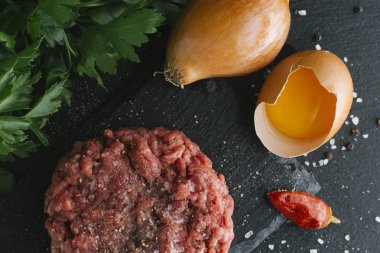 Çiğ biftek. Sığır eti çiğ kıyılmış et baharat, ot ve yumurta ile