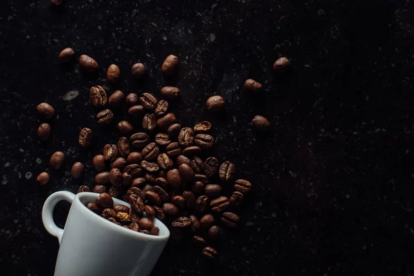 Cangkir Espresso penuh dengan kopi di tumpukan biji-bijian. Italian tradisional pagi minuman pendek saat sarapan. Close-up. Toned — Stok Foto