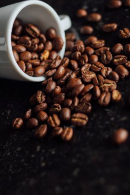 Espresso fincan kahve taneleri yığın üzerinde tam. İtalyan geleneksel sabah kısa içmek kahvaltı. Yakın çekim. Tonda