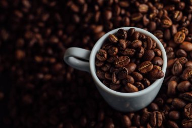 Espresso fincan kahve taneleri yığın üzerinde tam. İtalyan geleneksel sabah kısa içmek kahvaltı. Yakın çekim. Tonda