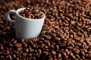 Espresso fincan kahve taneleri yığın üzerinde tam. İtalyan geleneksel sabah kısa içmek kahvaltı. Yakın çekim. Tonda