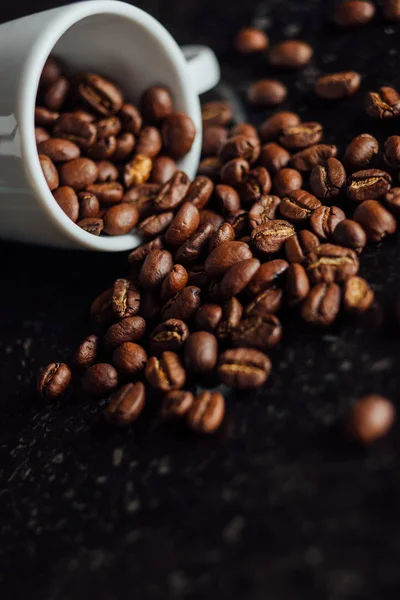 Espresso tasse pleine de café sur la pile de grains. Italien traditionnel matin boisson courte sur le petit déjeuner. Gros plan. tonique — Photo