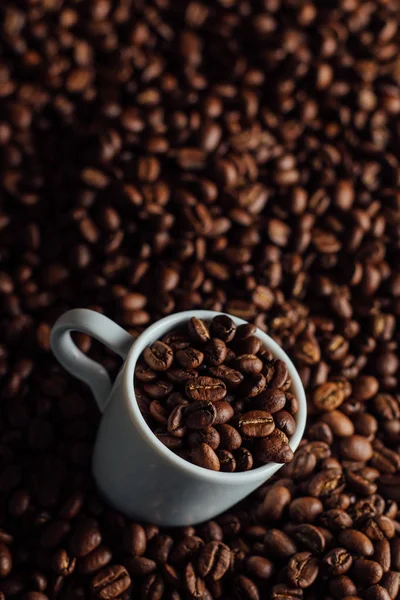 Espresso tasse pleine de café sur la pile de grains. Italien traditionnel matin boisson courte sur le petit déjeuner. Gros plan. tonique — Photo