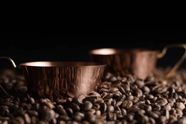 Deux tasses de bronze pleines de café sur la pile de grains. Italien traditionnel matin boisson courte sur le petit déjeuner. Gros plan. tonique — Photo