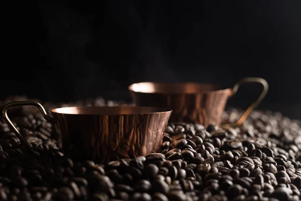 Deux tasses de bronze pleines de café sur la pile de grains. Italien traditionnel matin boisson courte sur le petit déjeuner. Gros plan. tonique — Photo