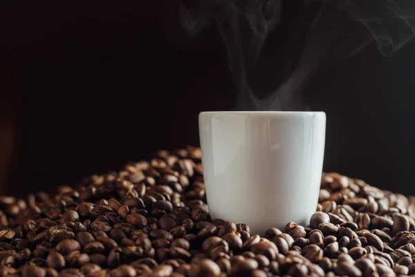 Taza de café expreso llena de café en la pila de granos. Italiano tradicional mañana bebida corta en el desayuno. Primer plano. Tonificado —  Fotos de Stock