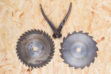 Araçlar osb panelinde kopya alanı ile. Marangoz ahşap arka plan üzerinde çalışma alanı. Üstten Görünüm