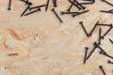 Osb tahta üstündeki vidaları görüntüleyin. İzole arka plan kopya alanı ile. Kavramı için inşaat, onarım