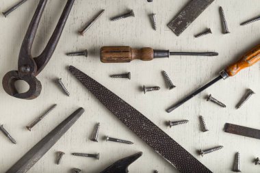 İnşaat araçları üzerinde ahşap açık renkli ayarlayın. Tamirci, marangoz, Oluşturucu için ürün yelpazesine sahip aygıtlar. Metin için yer kopyalayın. Üstten Görünüm