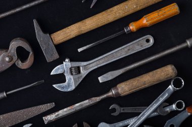 İnşaat araçları koyu arka plan üzerinde ayarlayın. Tamirci, marangoz, Oluşturucu için ürün yelpazesine sahip aygıtlar. Metin için yer kopyalayın. Üstten Görünüm