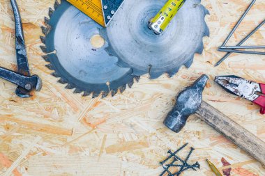 Araçlar osb paneli kopya alanı ile ayarlayın. Marangoz ahşap arka plan üzerinde çalışma alanı. Üstten Görünüm