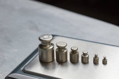 Plummets tartmak-ölçekler ayarlayın. Takı işyeri kopya alanı metin için metal zemin üzerine