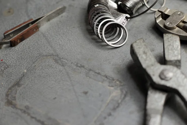 Araçlar mücevher. Takı metal zemin üzerine iş yeri. Parmak boyutlandırma için yüzük, kıskaç, Kerpetenler