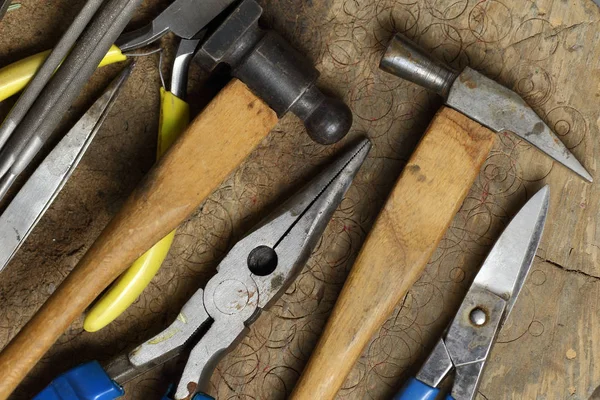 Εργαλεία κοσμήματος. Κοσμήματα στο χώρο εργασίας σε ξύλινο υπόβαθρο. Το Top view — Φωτογραφία Αρχείου