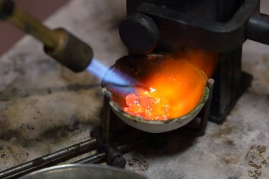 Gümüş Takı atölyesinde erime