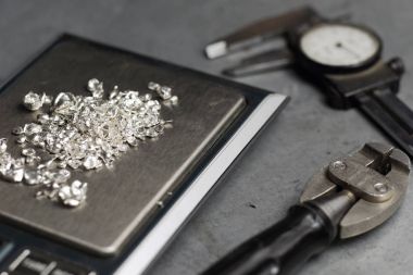 Araçlar mücevher. Takı metal zemin üzerine iş yeri. Tartmak-granül gümüş pullarla