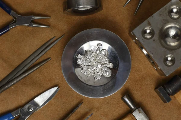 Instrumenten van juwelen. Sieraden werkplek op lederen achtergrond. Bovenaanzicht — Stockfoto