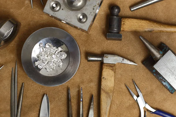 Εργαλεία κοσμήματος. Κοσμήματα στο χώρο εργασίας σε δέρμα φόντο. Το Top view — Φωτογραφία Αρχείου