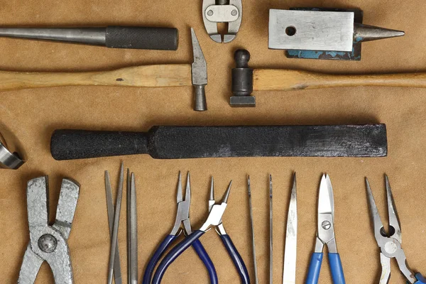 Instrumenten van juwelen. Sieraden werkplek op lederen achtergrond met kopie ruimte voor tekst. Bovenaanzicht — Stockfoto