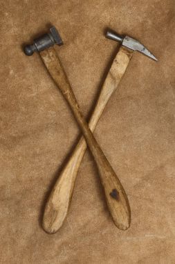 Araçlar mücevher. Deri arka plan üzerinde Takı işyeri. Çekiç. Üstten Görünüm