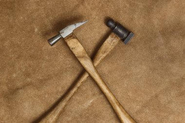 Araçlar mücevher. Deri arka plan üzerinde Takı işyeri. Çekiç. Üstten Görünüm