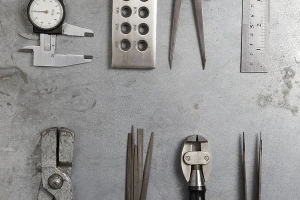 Tools set van juwelen. Sieraden werkplek op metalen achtergrond met kopie ruimte voor tekst. Bovenaanzicht — Stockfoto