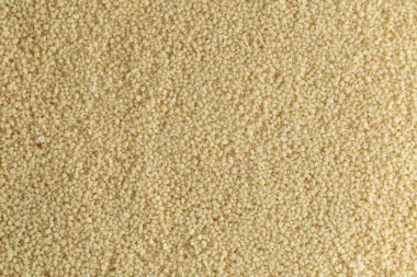 Kuskus portre. Bulgur. Pişmemiş, doğal, diyet, geleneksel Orta Doğu ve Akdeniz yemekleri, yemek için ham. Popüler tarım Mısır gevreği. Doku desen arka plan, kopya alanı