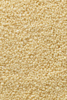 Kuskus portre. Bulgur. Pişmemiş, doğal, diyet, geleneksel Orta Doğu ve Akdeniz yemekleri, yemek için ham. Popüler tarım Mısır gevreği. Doku desen arka plan, kopya alanı