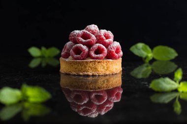 Ahududulu tart tatlı koyu arka plan üzerinde. Geleneksel Fransız tatlı pasta. Lezzetli, iştah açıcı, ev yapımı Pasta krema, taze meyveler ve meyve ile. Alan, closeup kopyalayın. Seçici odak