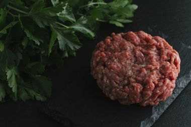 Çiğ biftek. Sığır eti çiğ kıyılmış et baharat, ot ve yumurta ile