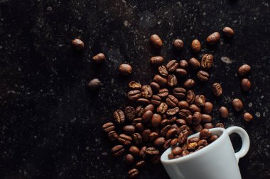 Espresso fincan kahve taneleri yığın üzerinde tam. İtalyan geleneksel sabah kısa içmek kahvaltı. Yakın çekim. Tonda