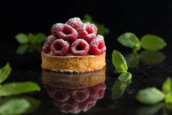 Ahududulu tart tatlı koyu arka plan üzerinde. Geleneksel Fransız tatlı pasta. Lezzetli, iştah açıcı, ev yapımı Pasta krema, taze meyveler ve meyve ile. Alan, closeup kopyalayın. Seçici odak