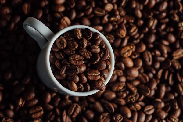 Espresso tasse pleine de café sur la pile de grains. Italien traditionnel matin boisson courte sur le petit déjeuner. Gros plan. tonique — Photo