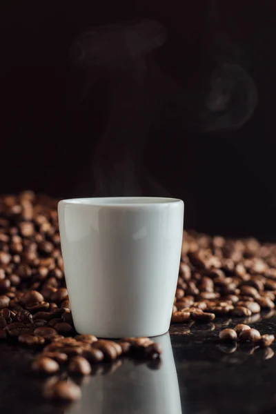 Espressokopp full av kaffe på korn högen. Italienska traditionella morgonen kort drink på frukost. Närbild. Tonas — Stockfoto