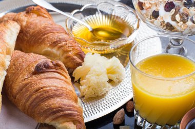 Kahvaltı çeşitli yoğurt, granola, kahve, meyve suyu, kruvasan, zeytin. Meze sabah yemekleri ile karıştırın. Koyu arka plan üzerinde sağlıklı, taze, lezzetli yemek. Üstten Görünüm. Kopya alanı