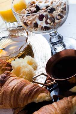 Kahvaltı çeşitli yoğurt, granola, kahve, meyve suyu, kruvasan, zeytin. Meze sabah yemekleri ile karıştırın. Koyu arka plan üzerinde sağlıklı, taze, lezzetli yemek. Üstten Görünüm. Kopya alanı