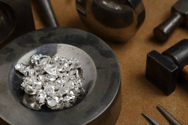 Araçlar mücevher. Deri arka plan üzerinde Takı işyeri.