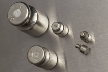 Plummets tartmak-ölçekler ayarlayın. Takı işyeri kopya alanı metin için metal zemin üzerine