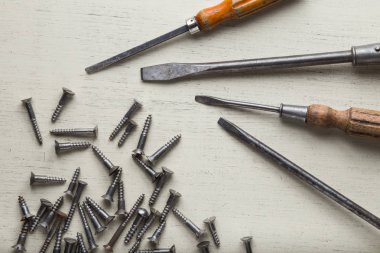 İnşaat araçları üzerinde ahşap açık renkli ayarlayın. Tamirci, marangoz, Oluşturucu için ürün yelpazesine sahip aygıtlar. Metin için yer kopyalayın. Üstten Görünüm