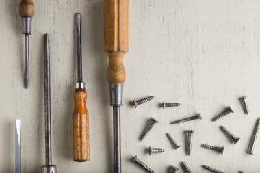 İnşaat araçları üzerinde ahşap açık renkli ayarlayın. Tamirci, marangoz, Oluşturucu için ürün yelpazesine sahip aygıtlar. Metin için yer kopyalayın. Üstten Görünüm