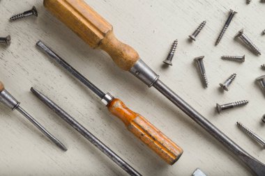 İnşaat araçları üzerinde ahşap açık renkli ayarlayın. Tamirci, marangoz, Oluşturucu için ürün yelpazesine sahip aygıtlar. Metin için yer kopyalayın. Üstten Görünüm