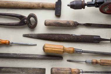 İnşaat araçları üzerinde ahşap açık renkli ayarlayın. Tamirci, marangoz, Oluşturucu için ürün yelpazesine sahip aygıtlar. Metin için yer kopyalayın. Üstten Görünüm