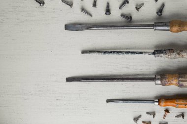 İnşaat araçları üzerinde ahşap açık renkli ayarlayın. Tamirci, marangoz, Oluşturucu için ürün yelpazesine sahip aygıtlar. Metin için yer kopyalayın. Üstten Görünüm